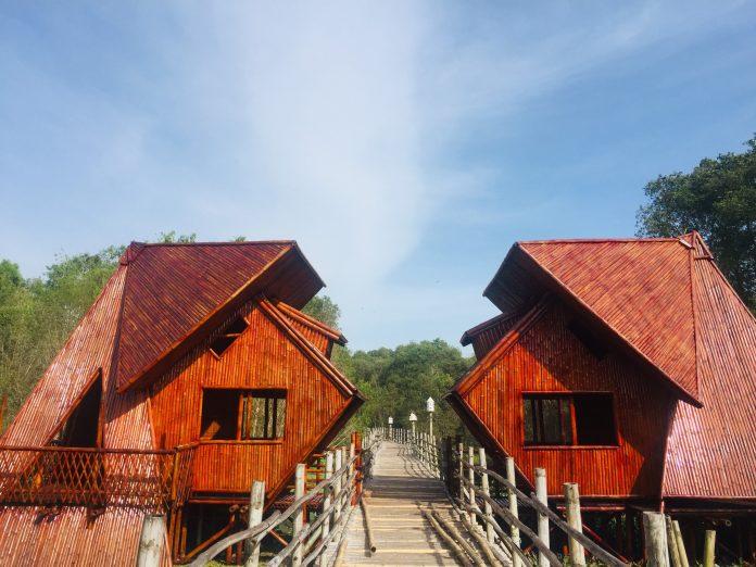 Biểu tượng trống mái của cầu tình yêu. (Ảnh: Kim Cúc) Biểu tượng trống mái của cầu tình yêu. (Ảnh: Kim Cúc)