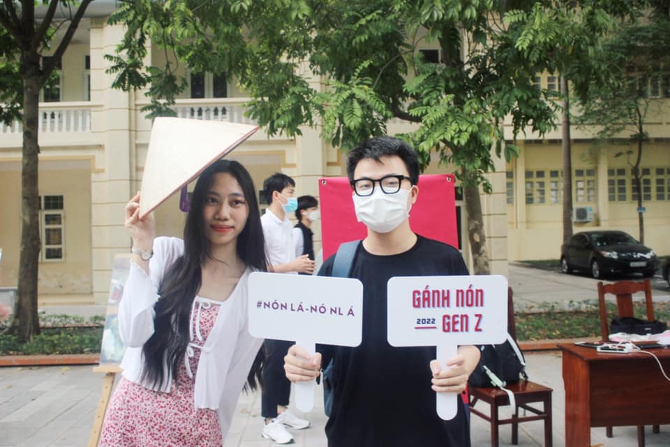 Nguyễn Hà Ngọc Minh (bên trái) - Leader dự án cùng với người bạn của mình (Nguồn ảnh: Internet)
