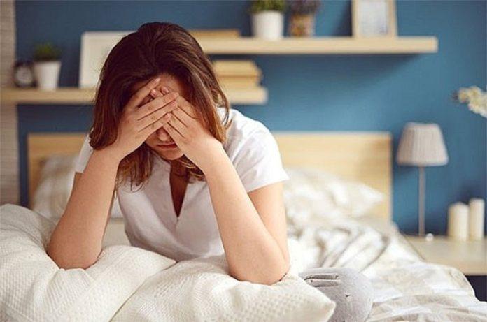 Thay đổi hormone làm phụ nữ khó ngủ hơn (Ảnh: Internet).