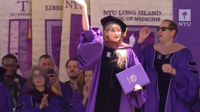 Tiến sĩ Taylor Alison Swift nhận bằng danh dự từ NYU (ảnh: Internet)