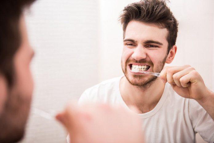 Đánh răng quá nhiều gây tổn hại đến sức khỏe của răng (Ảnh: Internet).