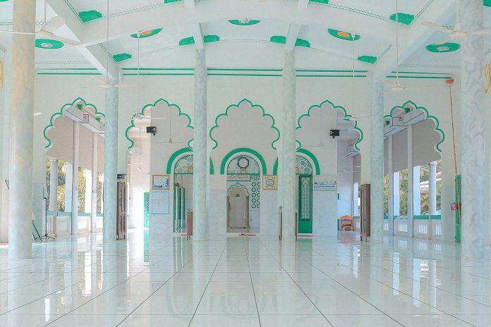 Bên trong thánh đường jamiul-azhar-mosque (ảnh: Trường Vũ Trần)