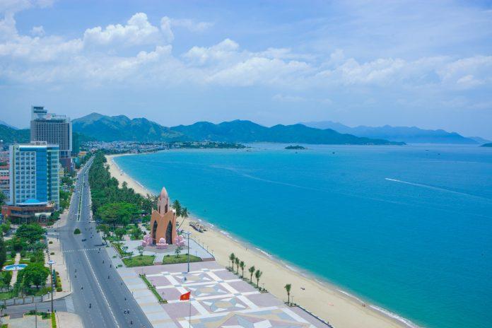 Bở biển trải dài dọc trung tâm thành phố Nha Trang (Ảnh: Internet)