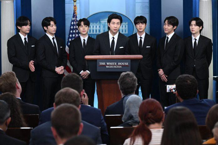 BTS trong buổi họp báo với cánh báo chí tại Nhà Trắng (Nguồn: Internet)