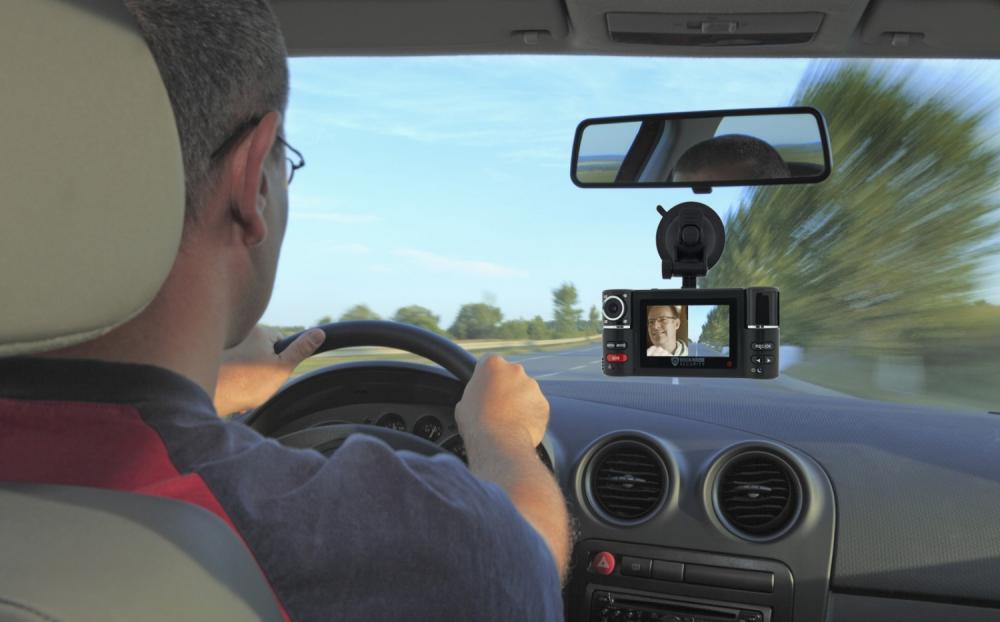 Lái xe dễ dàng hơn khi có camera hành trình (Ảnh: Internet).