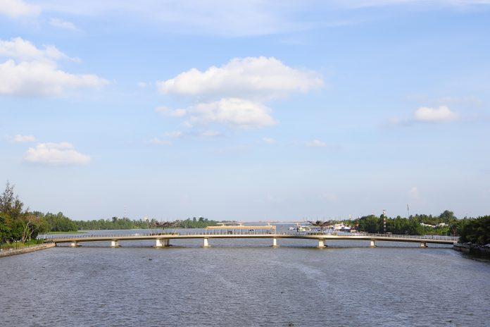 Cầu Tình Yêu tại Bến Ninh Kiều (ảnh: Trường Vũ Trần)