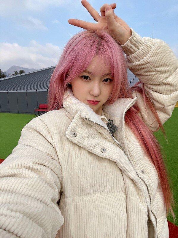 Chaehyun cực xinh xắn trong mái tóc hồng (Ảnh: Internet)