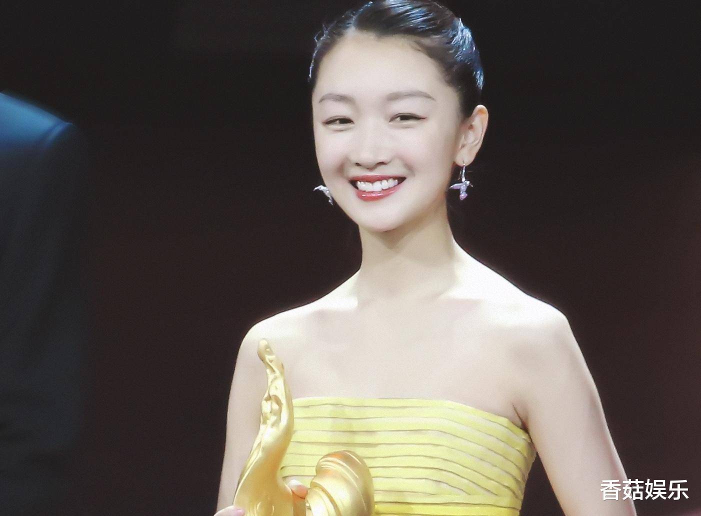 Châu Đông Vũ là tam kim ảnh hậu trẻ nhất lịch sử. (Ảnh: Internet)