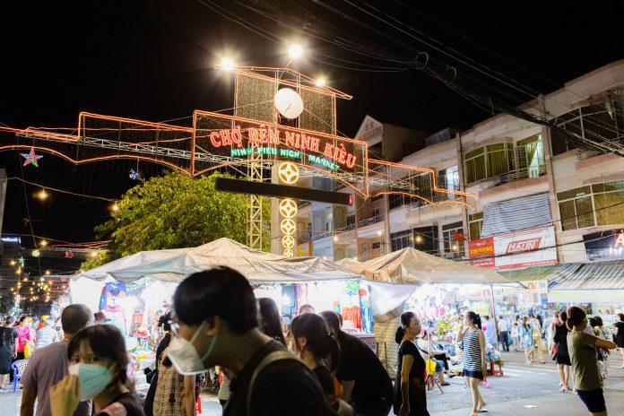 Chợ đêm Ninh Kiều Cần Thơ (ảnh: Trường Vũ Trần)