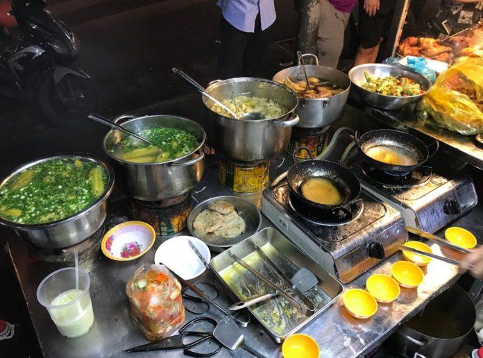 Quầy chế biến cơm tấm của quán. (Ảnh: Internet)