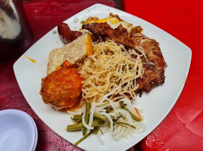 Cơm tấm sườn bì chả trứng của quán. (Ảnh: Internet)