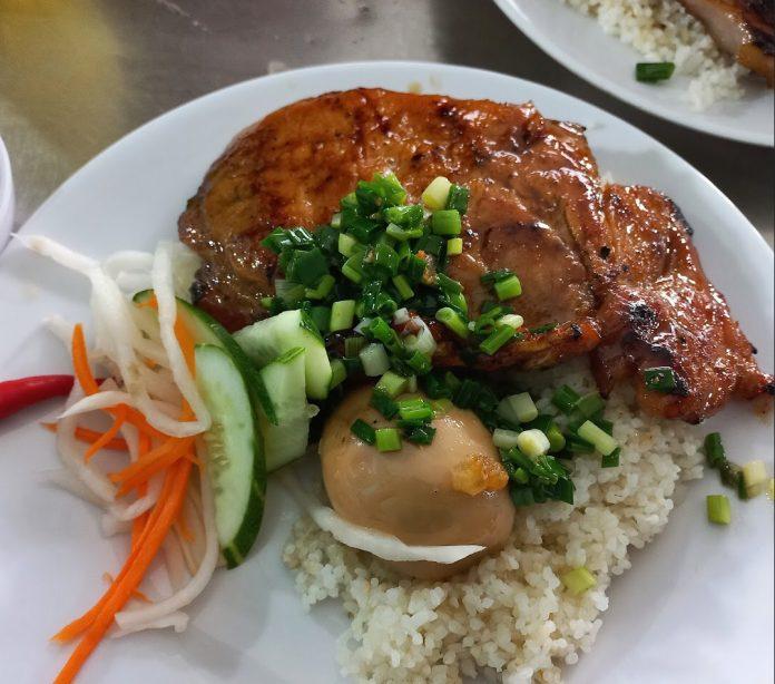 Cơm tấm sườn thịt kho của quán. (Ảnh: Internet)