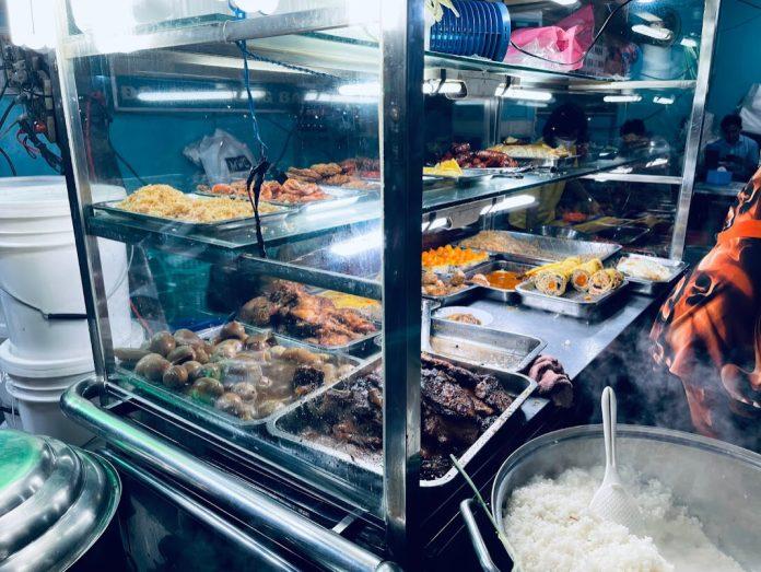 Quầy nguyên liệu cơm tấm hấp dẫn của quán. (Ảnh: Internet)