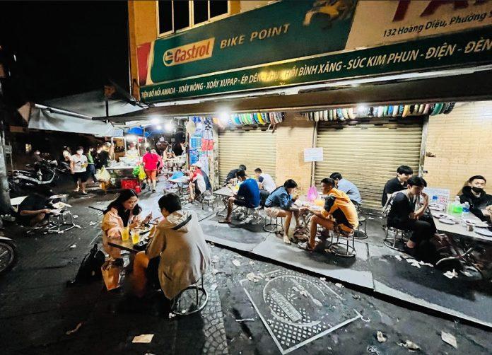 Không gian vỉa hè của quán. (Ảnh: Internet)