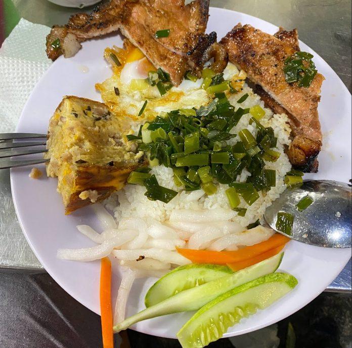 Cơm tấm sườn chả trứng của quán. (Ảnh: Internet)