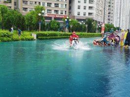 “Du lịch mùa lụt”: Những địa điểm tham quan độc đáo nhất Hà Nội Lụt ở ngã tư đường phố (Nguồn: Internet)