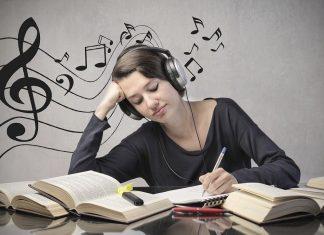 Nghe nhạc khi học bài để đạt hiệu quả cao hơn (Nguồn: Internet)