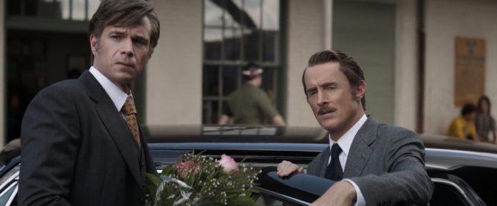 Jarvis (bên trái) và cha của Tony Stark (bên phải) trong Endgame (Nguồn: Internet)