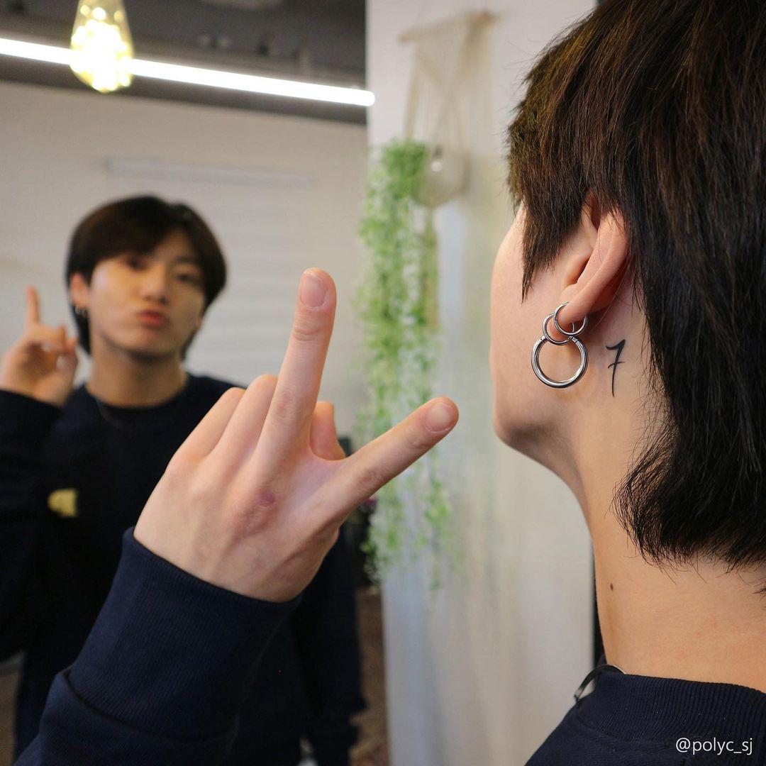 Jungkook chụp ảnh cùng hình xăm tình bạn "7" sau tai (Ảnh: Internet)