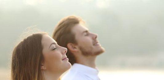 Làm sao để chăm sóc sức khỏe tinh thần và nâng cao năng lượng tinh thần của bản thân? Hít thở không khí trong lành rất tốt cho sức khỏe (Nguồn: Internet)