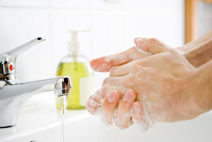 Cần làm sạch tay trước khi rửa mặt