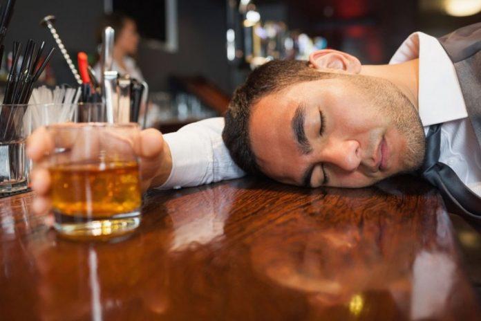 Uống rượu xong mệt mỏi đến mức không thể làm được việc gì (Nguồn: Internet)