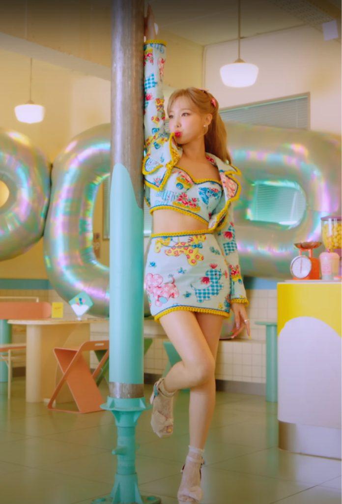 Nayeon cực dễ thương trong outfit sặc sỡ (Ảnh " MV "POP!" - Nayeon)
