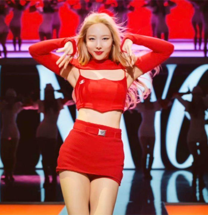 Outfit đỏ được cho là bộ đồ hợp với cô nàng nhất trong MV solo lần này (Ảnh " MV "POP!" - Nayeon)