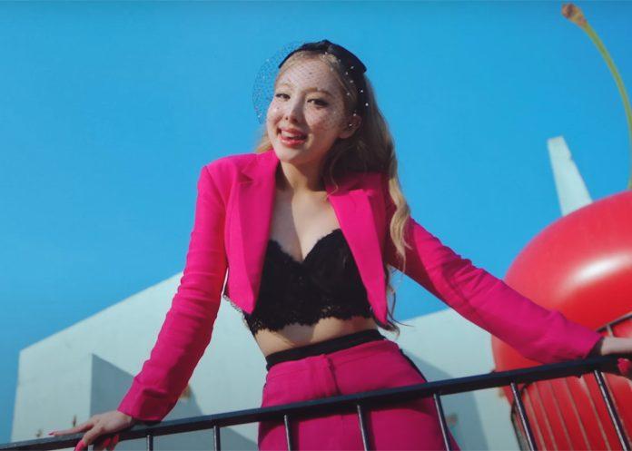 Visual của Nayeon bừng sáng trong bộ outfit hồng rực rỡ (Ảnh " MV "POP!" - Nayeon)
