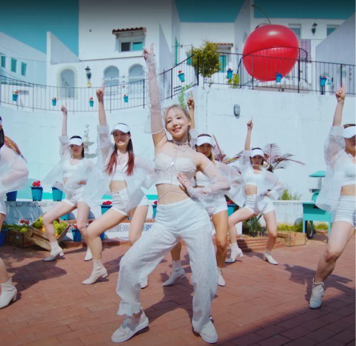 Nayeon nổi bật một cách rất riêng giữa dàn vũ công (Ảnh " MV "POP!" - Nayeon)