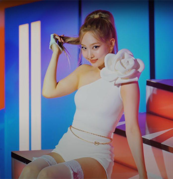 Cô nàng khoe trọn đường cong trong outfit tưởng chừng khó mặc này (Ảnh " MV "POP!" - Nayeon)