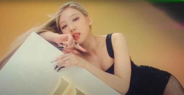 Cô nàng bỗng chốc hóa gợi cảm trong outfit đen ôm sát (Ảnh " MV "POP!" - Nayeon)