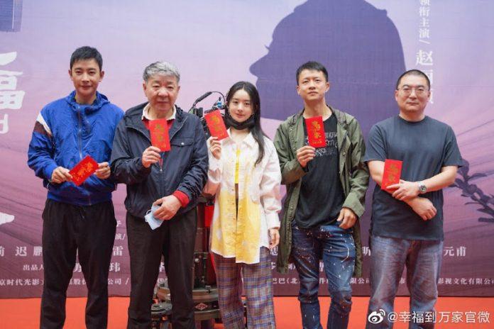 Đạo diễn và các diễn viên chính trong ngày khai máy (ảnh: internet)