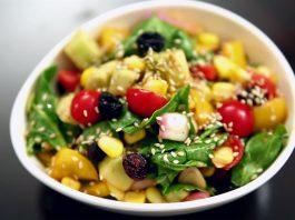 Salad rau chân vịt kết hợp với đậu gà có hương vị lạ miệng (Ảnh: Internet).