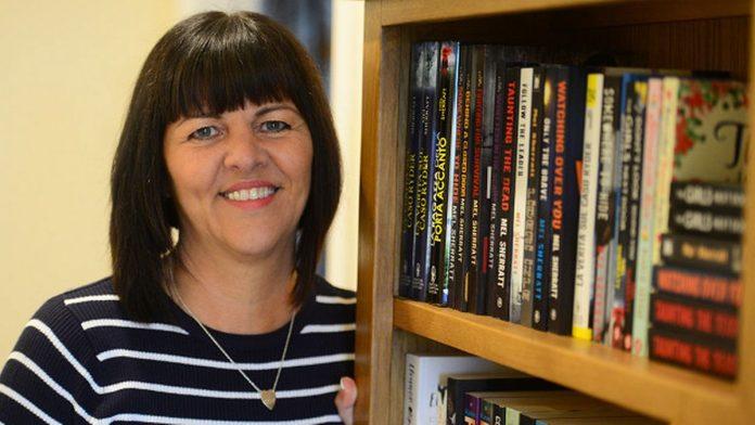 Nữ nhà văn người Anh Mel Sherratt (Ảnh: Internet)