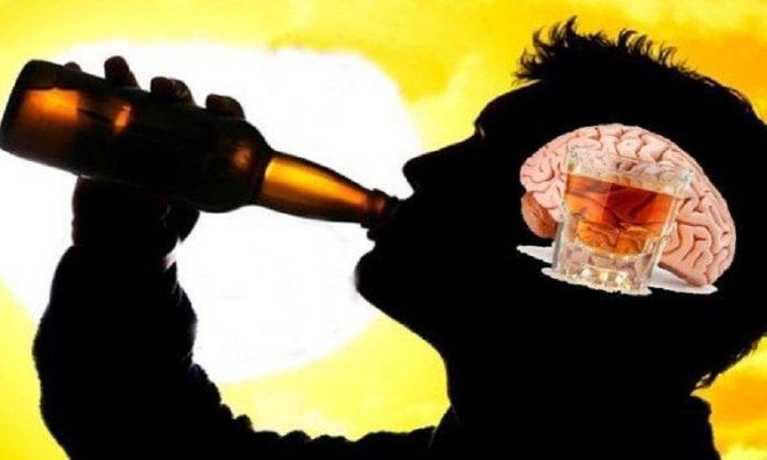 Rượu ảnh hưởng đến hệ thần kinh làm bạn phản ứng chậm chạp hơn (Nguồn: Internet)