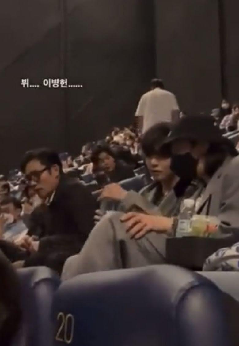 V ngồi xuống hàng ghế dưới để ngồi cùng Park Hyo Shin (Ảnh: Internet)