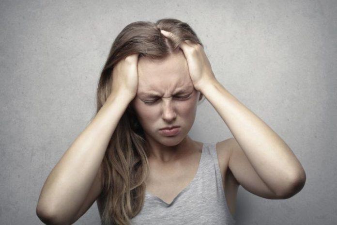 Không nên gây sức ép cho da đầu vì dễ gây ra triệu chứng đau đầu (Ảnh: Internet).