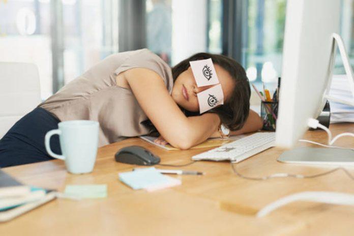 Ngủ một giấc ngắn vào giờ nghỉ trưa giúp cơ thể nạp lại năng lượng cho buổi chiều (Nguồn: Internet)