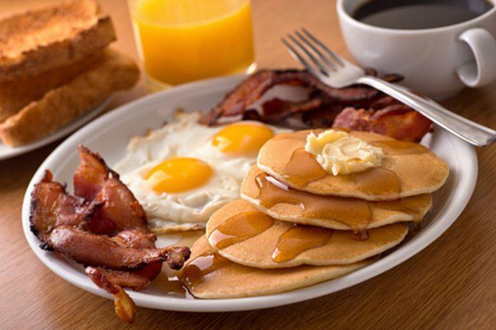 Ăn bữa sáng đầy đủ chất dinh dưỡng sẽ giúp cơ thể tỉnh táo cả ngày (Nguồn: Internet)