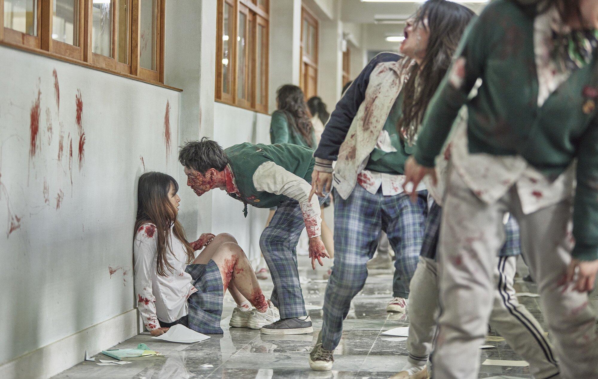 Bộ trang phục học sinh và hóa trang zombie từ bộ phim hứa hẹn sẽ gây sốt trong mùa Halloween năm nay. Nguồn: internet