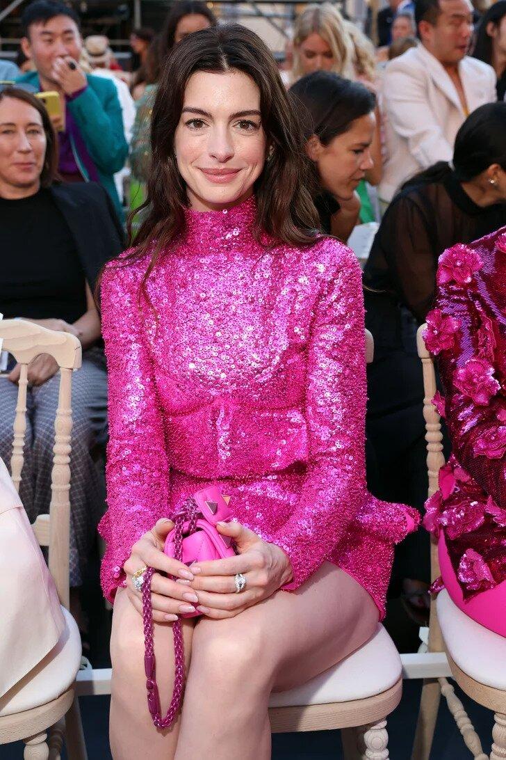 Anne Hathaway tại sự kiện valentino 2022 haute couture