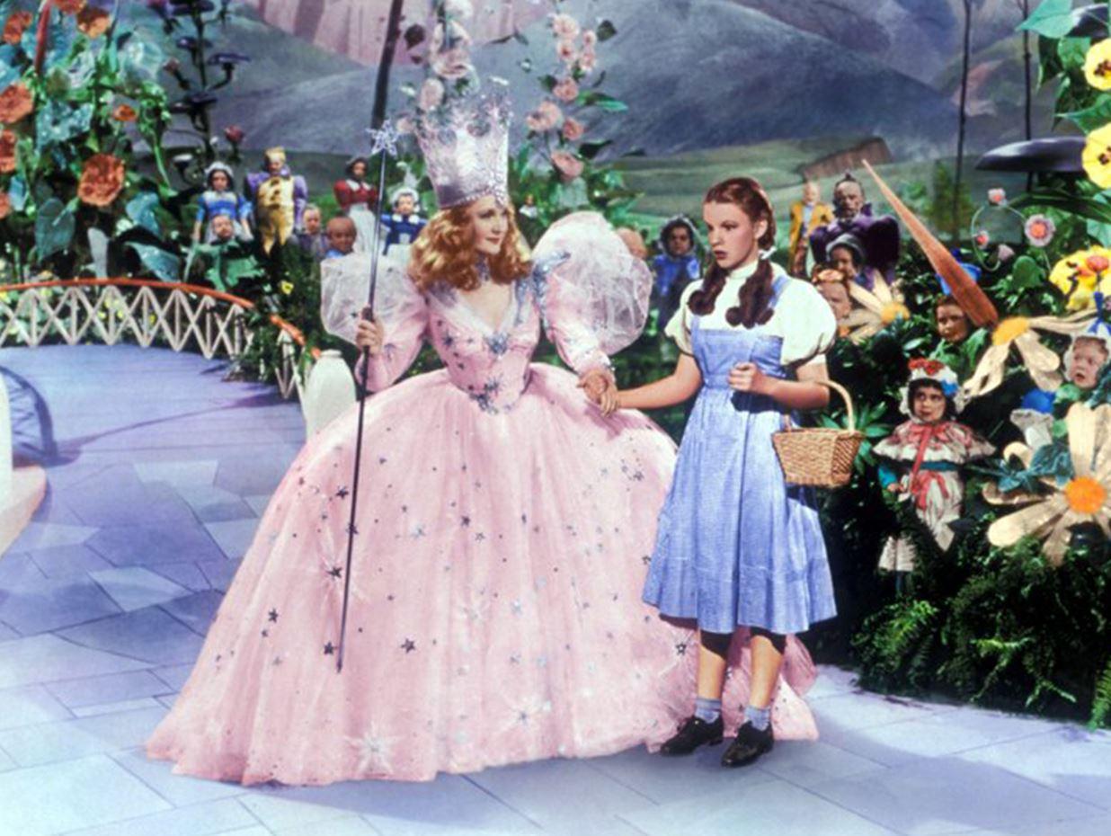 Chiếc váy ca rô của Judy Garland trong phù thủy xứ Oz có giá trị lên tới 1.2 triệu đô (Nguồn: Internet).
