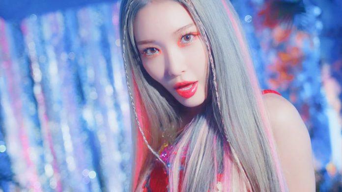 Nữ nghệ sĩ solo xinh đẹp lung linh trong MV ca khúc chủ đề "Sparking" (Ảnh: YouTube)