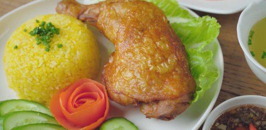 Cách làm cơm gà xối mỡ da gà giòn rụm, thơm ngon khó cưỡng Xối mỡ lên phần da gà vàng ươm, giòn rụm (nguồn: cobabinhduong)