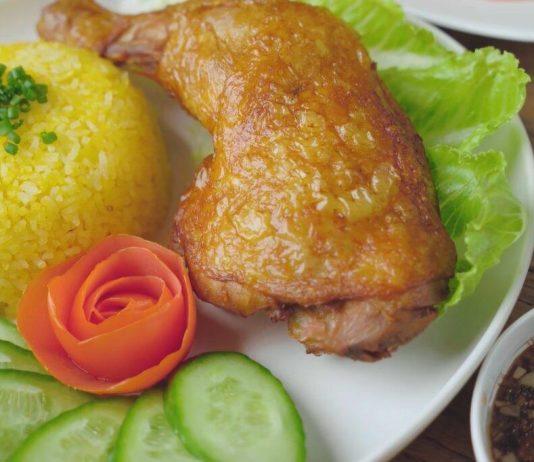 Xối mỡ lên phần da gà vàng ươm, giòn rụm (nguồn: cobabinhduong)