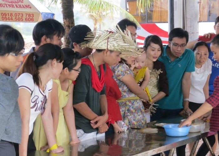 Du khách tham quan, khám phá tại các trai nuôi trai lấy ngọc - Ảnh: internet