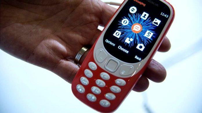 Điện thoại dumbphone vẫn được coi là pin trâu hơn nhiều so với smartphone (Ảnh: Internet).