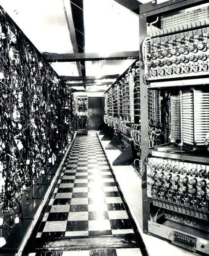Linh kiện điện tử của ENIAC được kết nối với nhau một cách phức tạp (Nguồn: Internet)
