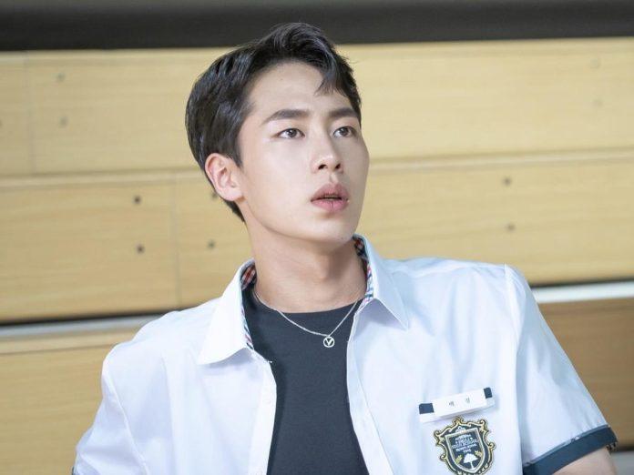 Jae Wook vào vai cậu học sinh ngổ ngáo trong "Extraordinary You" (Ảnh: Internet)